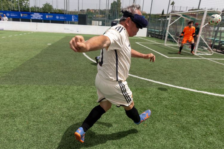 In questa foto, il vice presidente Vincenzo Censi sta calciando il pallone verso la porta.
