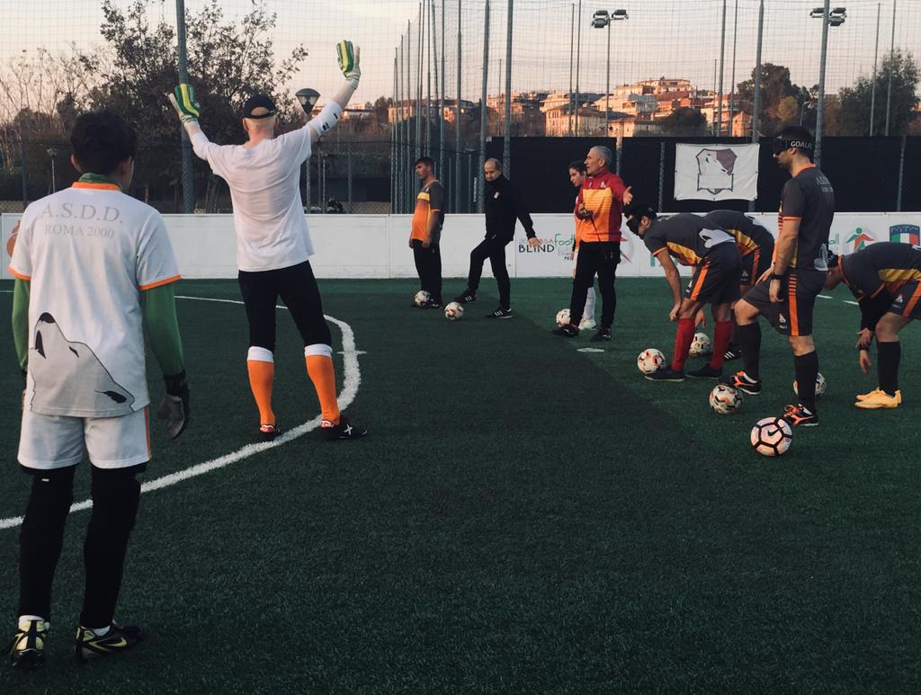 Foto scattata durante gli allenamenti della stagione 2023 - 2024.  La foto ritrae i giocatori della Roma Blind Football che si allenano ognuno con il proprio pallone.