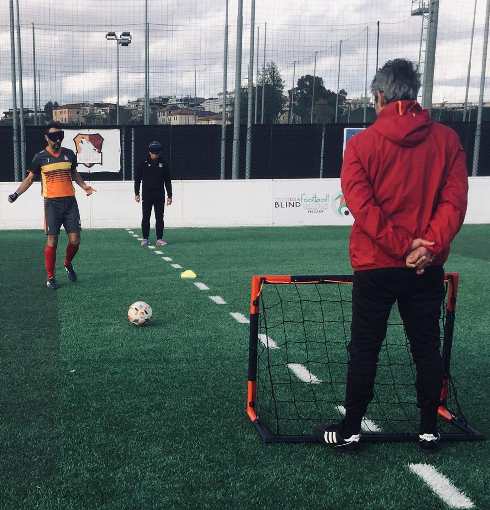 Foto scattata durante gli allenamenti della stagione 2023 - 2024.  La foto ritrae un giocatore che si allena calciando il pallone davanti porta piccola con il responsabile tecnico Luca Mazza che da indicazioni su dove tirare.