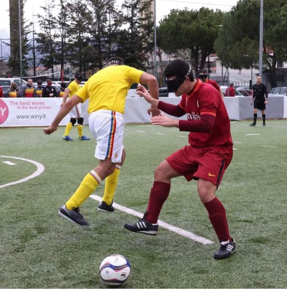 Campionato Europeo 2023. Trasferta Sanremo. In foto il giocatore della squadra Roma Blind Football e il giocatore della squadra avversaria (in pantaloncini color bianco e maglietta color giallo) si contendono il pallone.