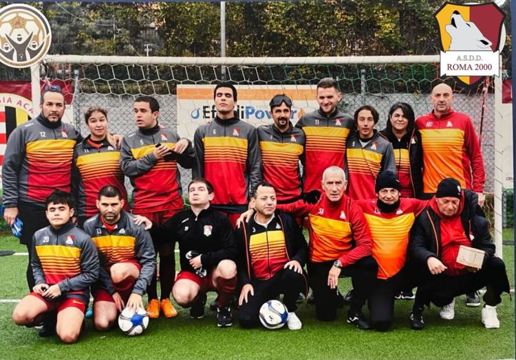 Foto di Squadra durante la trasferta a Sanremo in occasione del Campionato Europeo 2023. I giocatori indossano il completo ufficiale della Roma Blind Football.