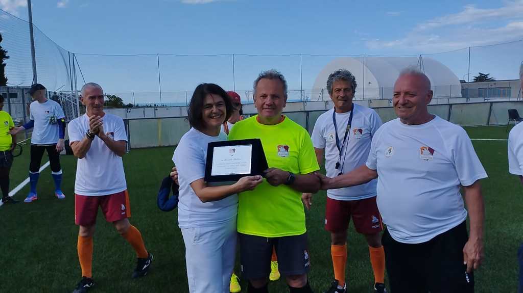 Campo Estivo Sant'Elpidio. Anno 2023. In questa foto è presente il Presidente Manuela Baldoni che tiene una targa insieme al Vice Presidente Vincenzo Censi. Attorno sono presenti il tecnico Stefano Biondi, il Responsabile Tecnico Luca Mazza e il Direttore Sportivo Sauro Cimarelli.
