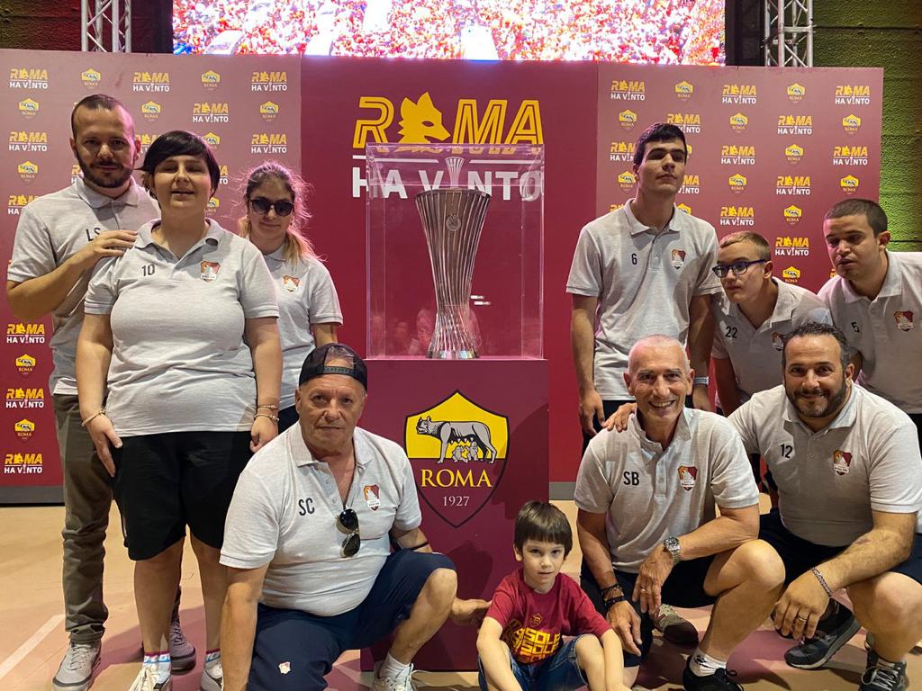 Foto di squadra durante l'evento AS Roma Coppa Conference. Al centro della foto è presente la coppa dei vincitori.