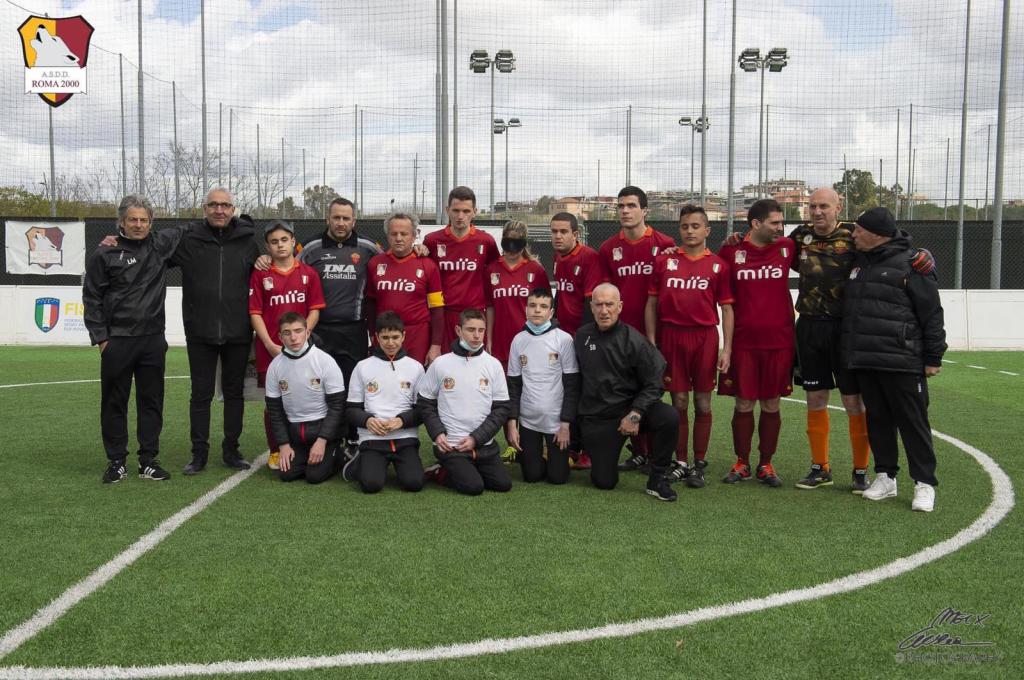 Foto di Squadra durante il Torneo Città di Roma. Anno 2022. In foto ci sono gli atleti con completo rosso della squadra. Davanti ci sono 4 bambini con tuta nera e magli bianca. In foto sono presenti anche i portieri con gli allenatori.