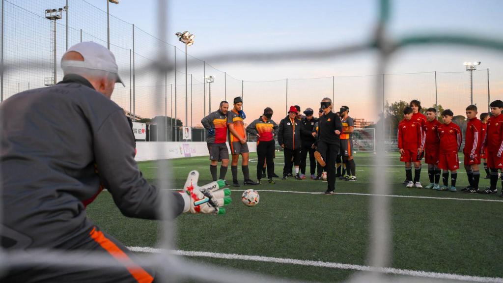 Giornata del Braille con AS Roma. Anno 2024. In questa foto una ragazza con mascherina che copre gli occhi prova a calciare il pallone verso il portiere