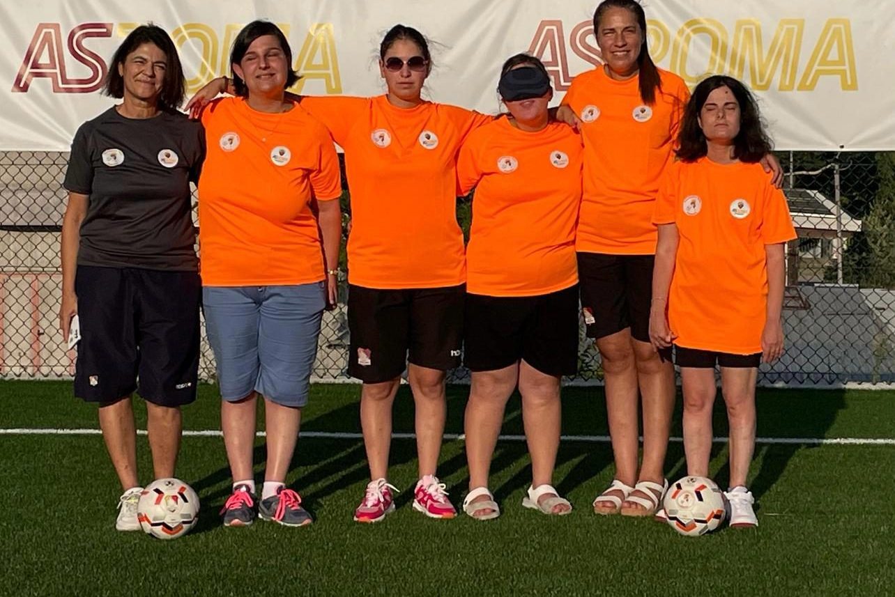 Foto Squadra Femminile con maglietta arancione